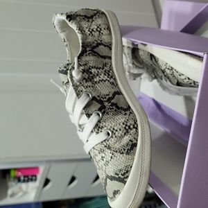 Madden girl,sizes 6, grey black